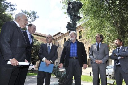 Greg Wyatt, delante de su escultura, acompañado de Rafael Benjumea y Carlos Zurita (d) y de Carlos Martínez y Luis Rey (i).-VALENTÍN GUISANDE