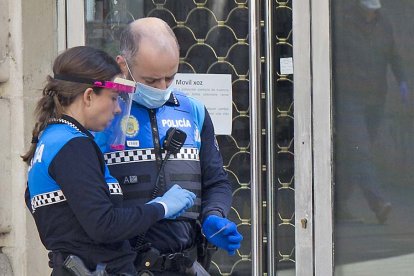 La Policía Local detiene a un hombre por violencia de género. RAÚL G. OCHOA