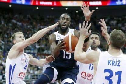 Kemba Walker, el base de EEUU, intenta una entrada a canasta entre defensores checos-WU HONG (EFE)