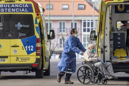 Un sanitario traslada a un paciente. SANTI OTERO