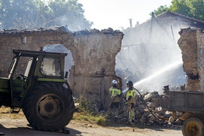 Las consecuencias del grave incendio de Quintanilla del Coco. FOTO: SANTI OTERO