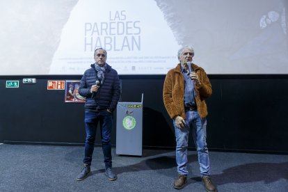 Imagen de la presentación del documental en  los cines Van Golem, con José Morillas y Juan Luis Arsuaga. SANTI OTERO