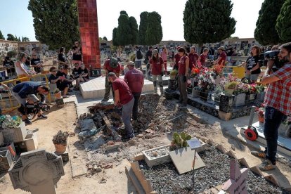 Inicio de los trabajos de exhumación de una fosa en Paterna con restos de fusilados por el franquismo. /-MANUEL BRUQUE (EFE)