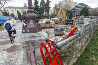 Maquinaria y trabajadores de RFS han comenzado a trabajar en la acera hundida junto al puente Bessón. SANTI OTERO