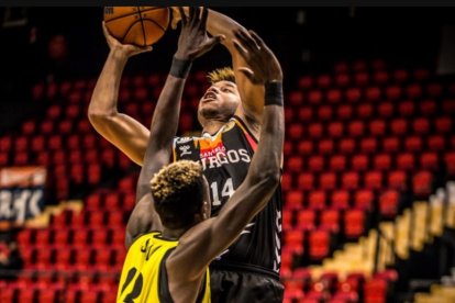 Jasiel Rivero fuerza la acción ofensiva ante la defensa del belga Sylla, ayer. FIBA / BCL