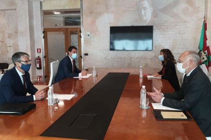 El consejero de la Presidencia, Ángel Ibáñez, ha mantenido un encuentro con la consejera de Gobernanza Pública y Autogobierno, Olatz Garamendi. ECB