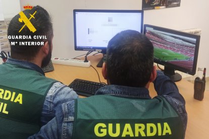 La Guardia Civil sorprende a un aspirante en
las pruebas para la obtención del carné de
conducir con un intercomunicador prohibido. GUARDIA CIVIL