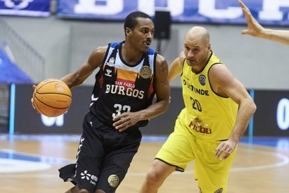 Renfroe progresa con el balón en el partido ante el Oostende. B. B. HOJAS / SPB