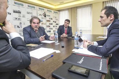 Domínguez, Peñas y Argüelles durante la Mesa de Redacción de El Mundo-El Correo de Burgos.-ISRAEL L. MURILLO