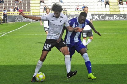 Carlos Martínez protege un balón frente a un delantero del Alavés B-Israel L. Murillo