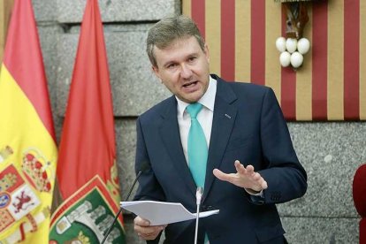 El alcalde, Javier Lacalle, intervino desde la presidencia.-RAÚL G. OCHOA