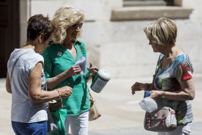 Durante la mañana se han dispuesto 24 mesas de cuestación e información de la Asociación Española Contra el Cáncer de Burgos. SANTI OTERO