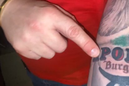 Larry se ha tatuado el nombre de Burgos en el antebrazo izquierdo.