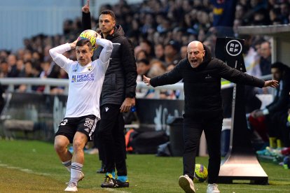 El técnico blanquinegro junto a José Joaquín Matos dirige a los suyos en la banda. TOMÁS ALONSO