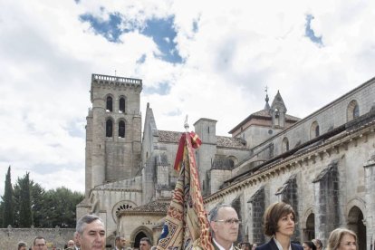 El arzobispo, Francisco Gil Hellín, bajo palio, porta la custodia durante la procesión del Curpillos.-ISRAEL L. MURILLO