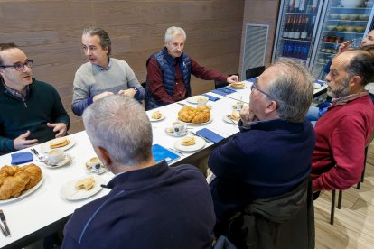 Diego Ocampo explica el proyecto en el desayuno navideño con la prensa deportiva de Burgos. SANTI OTERO