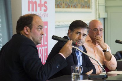 José Carlos Díez, ayer, en un momento de su intervención (izquierda).-ICAL