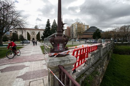 Imagen de la zona del puente Bessón afectada. TOMÁS ALONSO