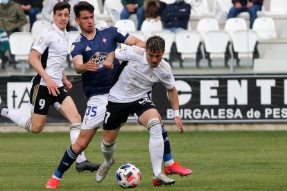 Juanma, sustituido con molestias, protege la pelota en el duelo ante el Celta B. SANTI OTERO