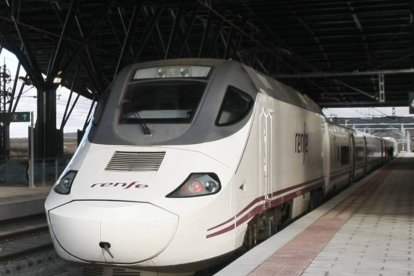 Un Alvia en la estación Rosa Manzano de Burgos.