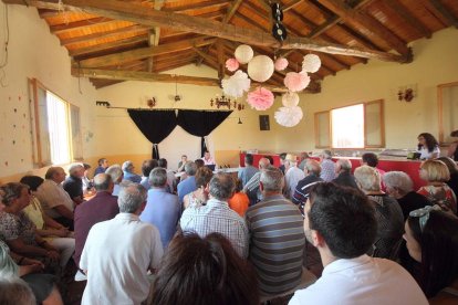 Un momento de la reunión, donde participaron más de medio centenar de vecinos, entre ellos alcaldes de la zona.-G. G.