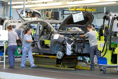 Trabajadores en la planta de carrocerías de Renault en Valladolid.- E. M.