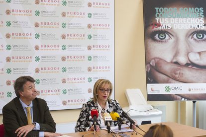 Luis Morcillo y Dolores Ovejero, ayer durante la presentación de la memoria. ISRAEL L, MURILLO