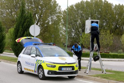 Agentes de Policía Local colocan un radar en una caja. RAÚL G. OCHOA