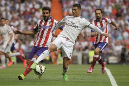 Raúl García, Ronaldo y Juanfran, durante un derbi en diciembre del 2014 en el  Calderón.-AGUSTÍN CATALÁN