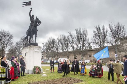 Miembros de la Asociación Candela de Peñaferruz de Gijón, localidad de nacimiento de Diego Porcelos, acudieron a la celebración. SANTI OTERO