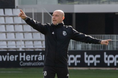 Julián Calero dirigiendo a la  plantilla blanquinegra sobre el césped de El Plantío, preparando la cita con el Alavés. BURGOS CF