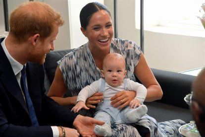 Los duques de Sussex, con su hijo, Archie, durante su encuentro con Desmond Tutu.-EFE