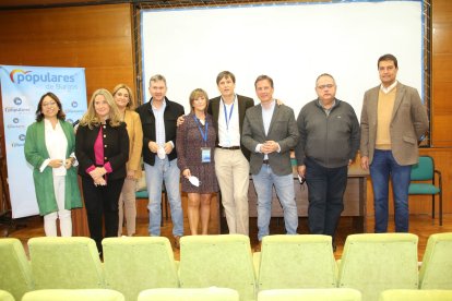 En el centro, Arturo Pascual, junto al presidente, Borja Suárez, y dirigentes del PP de Burgos. ECB