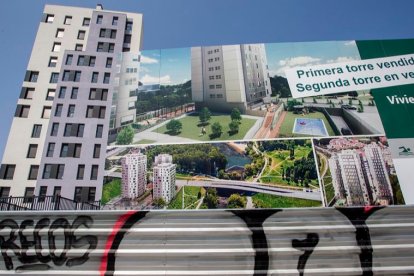 El complejo residencial Torres de Fuentes Blancas, con el primer edificio ya construido, se encuentra entre el bulevar y la calle Gonzalo Nicolás. SANTI OTERO