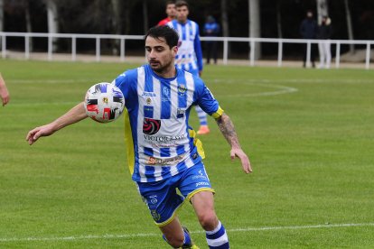 El capitán de la Arandina CF, Zazu, en Pallafría. ISRAEL L. MURILLO