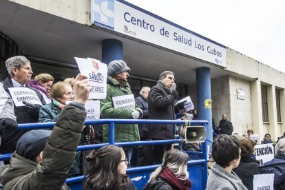 Nueva protesta vecinal, ayer a las puertas del centro de salud de Los Cubos.-ISRAEL L. MURILLO