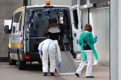 Dos sanitarios atienden a un enfermo de Covid. ECB