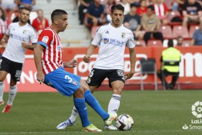 Raúl Navarro bloque el avance del sportinguista Cote por el perfil derecho, con Borja González al fondo. LALIGA