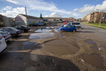 La parcela está ubicada en la calle Manuel Altolaguirre, 3-5, junto al colegio Juan de Vallejo. SANTI OTERO