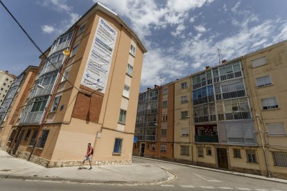 Un hombre camina por la Barriada Inmaculada, en Burgos. SANTI OTERO.