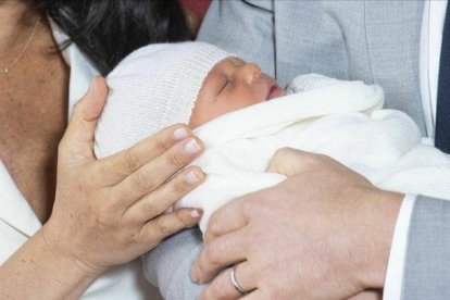 El hijo de Enrique de Ingalterra y Meghan Markle, hoy en el castillo de Windsor.-AP