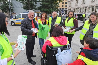 Trabajadores y socios de Adacebur desarrollaron ayer la campaña ‘Cerebro a bordo’.-ISRAEL L. MURILLO