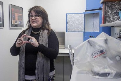 Gloria López explica el proceso de preparación de las muestras.-SANTI OTERO