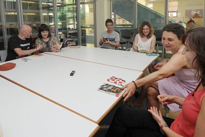 Fernando, Montse -coordinadora-, Alfonso, Carolina, Marisa y Sara, de i. a d., ayer durante la sesión semanal en la Gonzalo de Berceo.-Israel L. Murillo