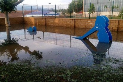 Un parque de Guijuelo inundado ayer tras la intensa tormenta de madrugada.-ICAL