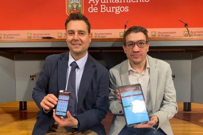 El alcalde, Daniel de la Rosa, y el concejal Miguel Balbás (Cs) en la presentación de la nueva app. ECB