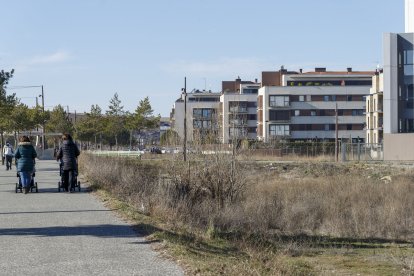 Las parcelas de la primera línea del bulevar, en las cercanías de la antigua estación, están pendientes de desarrollarse como estas que se ven en la imagen. SANTI OTERO