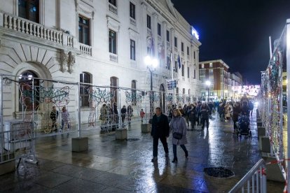 Los arcos luminosos de Navidad ubicados en el Espolón han tenido que ser retirados por un fallo técnico. SANTI OTERO