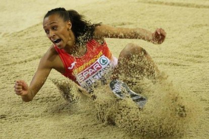 Ana Peleteiro, en plena acción, en el momento de caer sobre el foso del triple.-