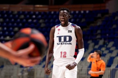 El baskonista Diop celebra una canasta en la victoria de su equipo en Málaga. M. POZO / ACB PHOTO